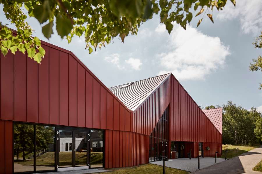 Das Sporthalle in Vestbjerg ist mit roten Stahlprofilen verkleidet
